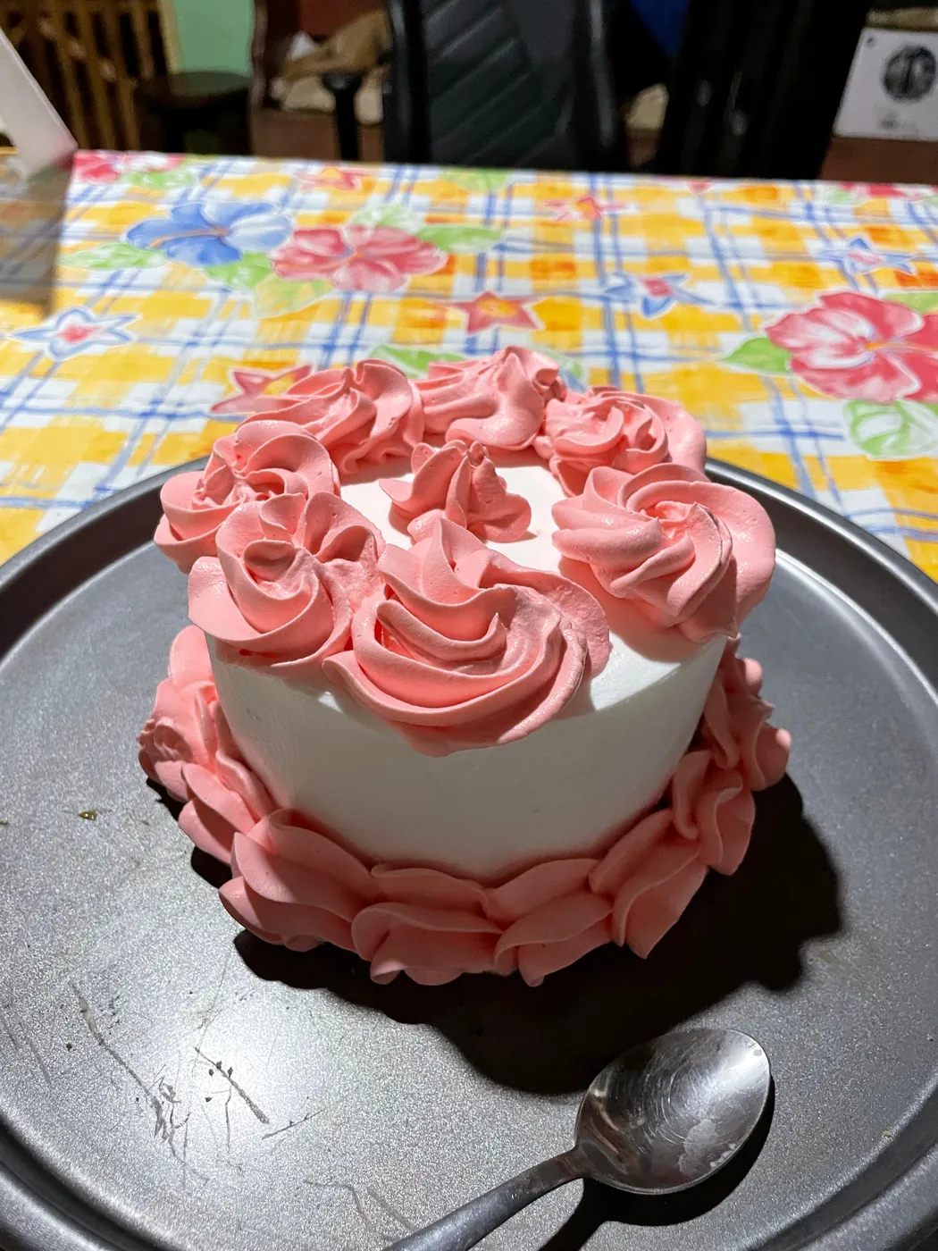 Queque personalizado con rosas de buttercream rosado, hecho por Dulce Motivo CR en Orotina